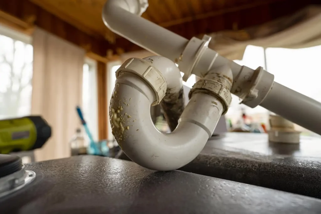 Siphon unter der Spüle verstopft? Jetzt Abfluss professionell in Peine reinigen lassen